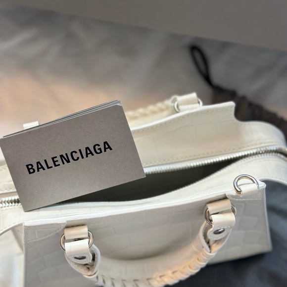 BALENCIAGA
White Croc Super Nano Neo Classic Bag ( brand new ) - Picture 9 of 10